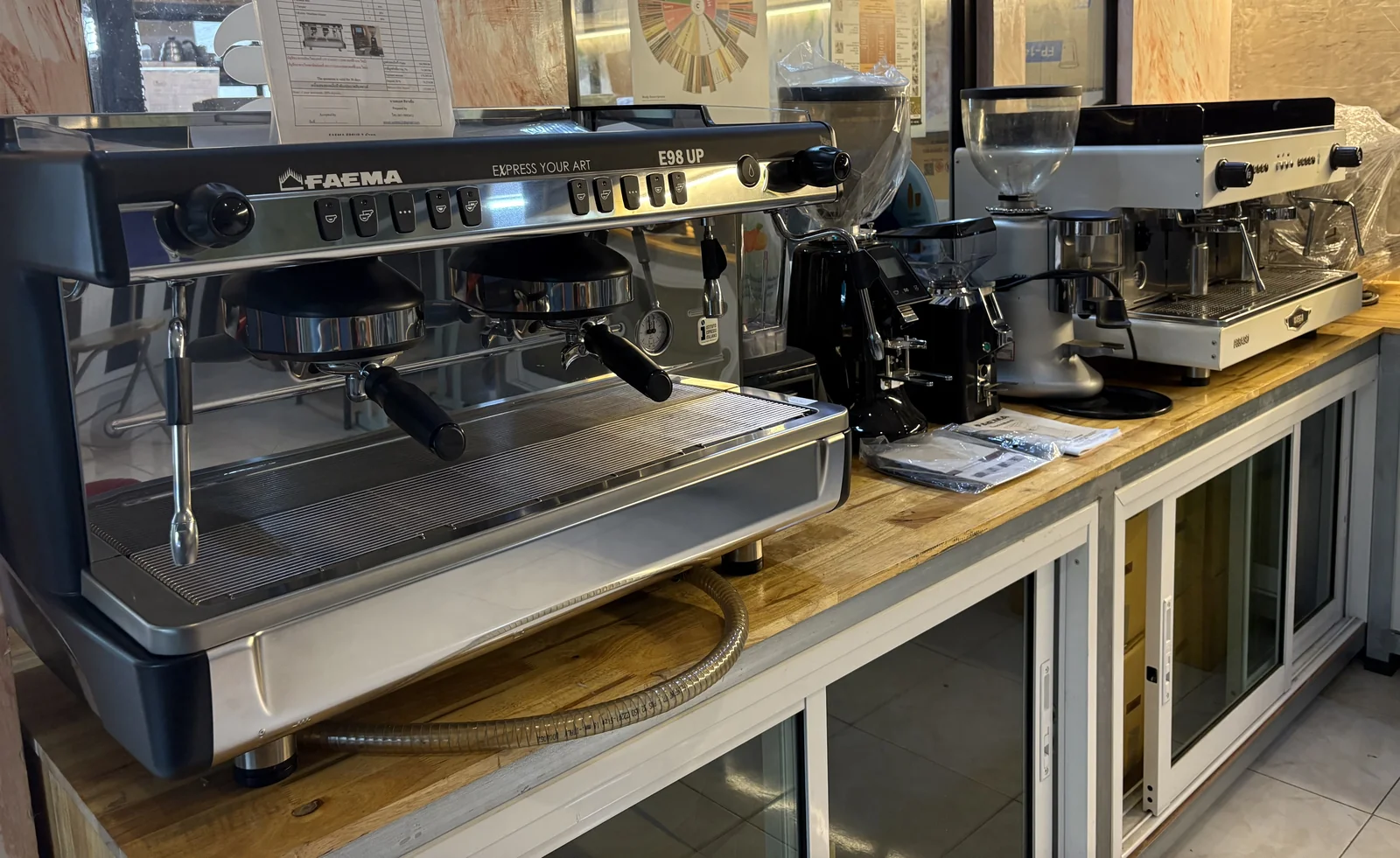 เครื่องชงและเครื่องบดกาแฟภายในบริษัท คอฟฟี่ แอท ไทม์